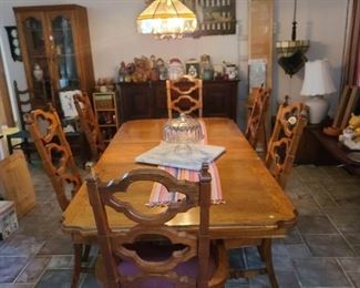 Beautiful vintage wood table with leaf and 6 chairs