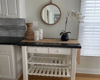 White console/bar Perfect for coffee, wine bar or small kitchen island, accessories not included 48 w x 24 deep x 36 h
$275