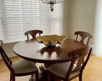 Ethan Allen 60" round dining table, six chairs (two not shown) Shell not included
$600