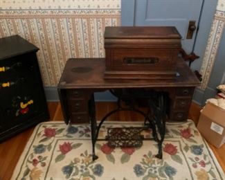 ANTIQUE HOUSE SEWING MACHINE