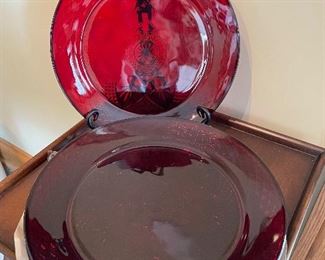 Set of 8 red plates,  $14