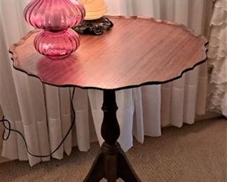 PIE CRUST TABLE IN EXCELLENT CONDITION