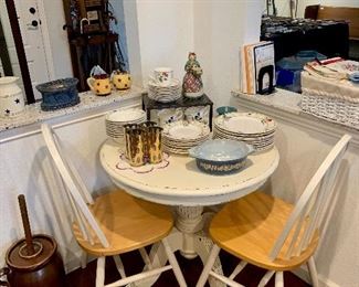 Sweet Kitchen Table & Chairs
