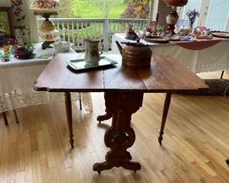 Beautiful antique walnut drop leaf gateleg table