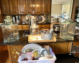 Lots of cute kitchen