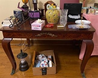 This is a gorgeous French table