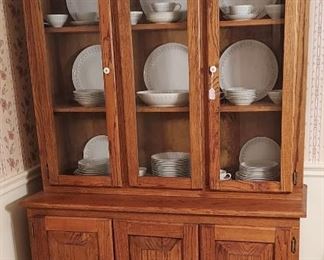 Solid Oak China Cabinet / Hutch