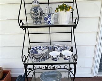 Back Deck
Butlers rack with everything you’ll need for entertaining on the deck/terrace 