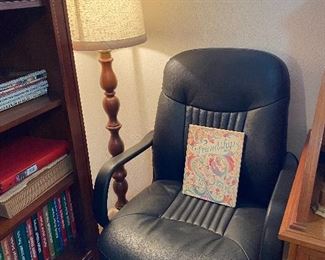 Nice vintage wood floor lamp, nice black office desk chair 