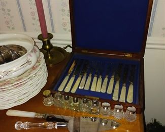 Pearl handle flatware set