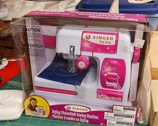 Vintage singer child's sewing machine