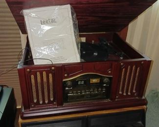 Radio / turntable by Lee Tac