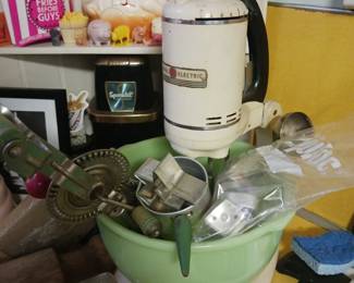 General Electric vintage mixer with jadeite Bowl