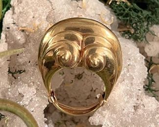 Stunning heavy 18k gold ring in the style of David Webb