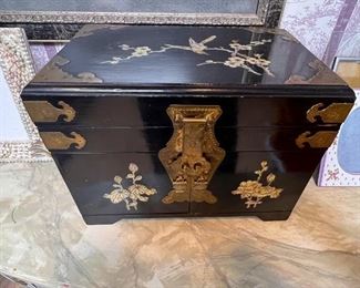 Vintage Oriental lacquered  jewelry box inlaid with mother of pearl