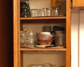 SJP517 - 65+ PIECES OF GLASSWARE, PYREX, CRYSTAL AND MORE