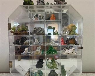 SJP530-Acrylic Display Case With Cute Decorative Frogs