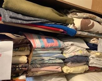SJP541 Mystery Lot Of Sheets & Blankets