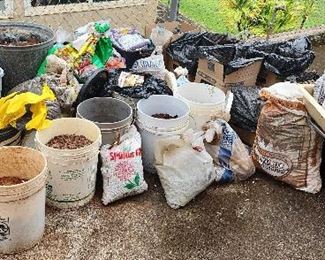 SJP265 - Large Lot Of Fertilizers, Potting Mixes And Soil