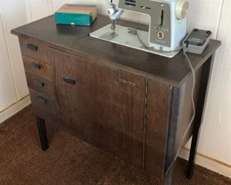 SJP697 Vintage Singer Sewing Machine & Desk