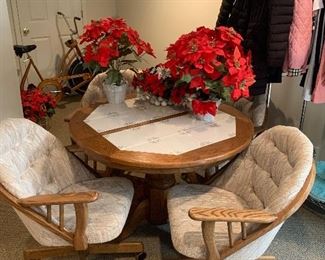 Comfortable, clean kitchen table with extra leaves 