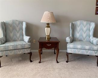 Extremely clean Thomasville end tables, lamp, chairs