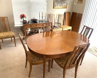 Beautiful vintage Drexel dining table in immaculate condition with extra leaves and table top protector