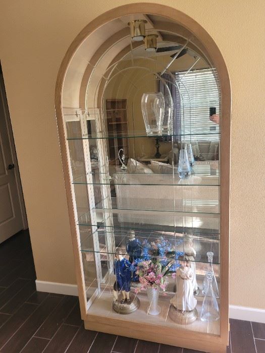 Very nice, light colored curio cabinet, very good condition