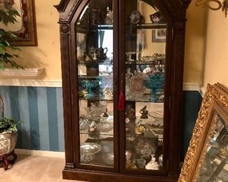 Beautiful display cabinet 
Perfect size 
Excellent condition 