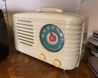 Emerson Plaskon Tube radio