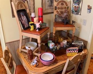 Beautiful Deco Kitchen table, Coca-Cola tray, vintage novelty glasses, coffee grinder, vintage tray table
