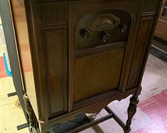 Beautiful and working antique tube radio