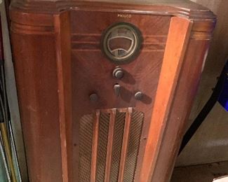 Antique Philco tube radio