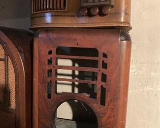 Art deco Zenith case, Sonora tube radio