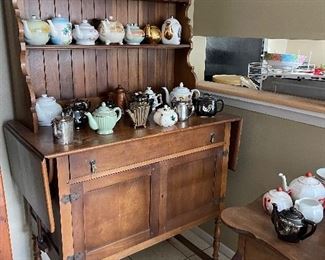 Beautiful service table with drop leaf on each side great condition