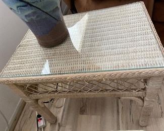 Wicker end table with glas top