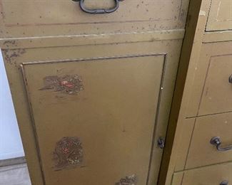 Gorgeous China cabinette