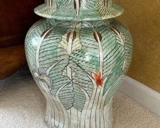 Chinese urn with lid