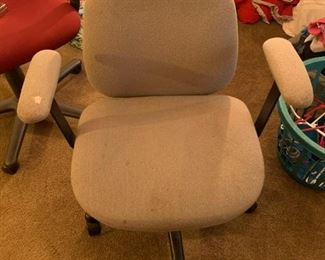 #24	gray desk chair 	 $20.00 			
