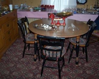 SET OF 4 PAINT-DECORATED HITCHCOCK CHAIRS & ROUND DROP-LEAF TABLE, ANTIQUE SCALE