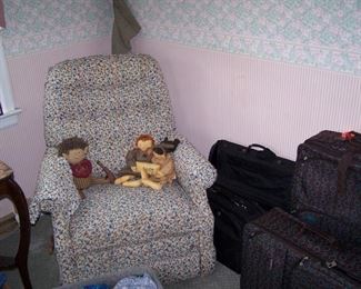 FLORAL RECLINER & STUFFED TOYS