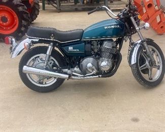 1978 Hondamatic 750 I can make it run off starting fluid. Carburetors need to be cleaned float stuck. 