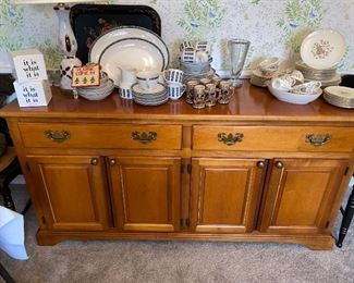 Lovely maple server with two drawers and four doors