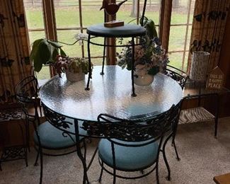 Vintage Patio set round with for matching chairs