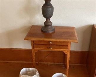 060 Night Stand And Lamp With 2 Extra Shades