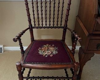 BEAUTIFUL ANTIQUE CHAIR 