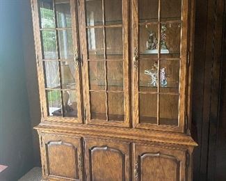 DREXEL HERITAGE CHATHAM OAKS RUSTIC COUNTRY LIGHTED CHINA CABINET