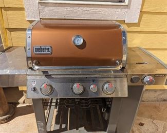 Nice Weber grill. The propane tank is not full, but does have some in it. 