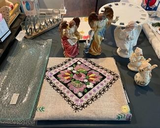 porcelain figures, cake plate, platter decor