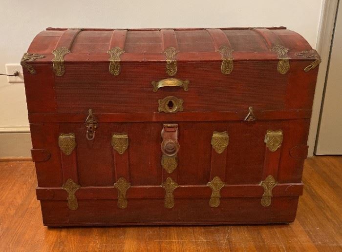 01 Vintage H. D. Thacker Company Trunk